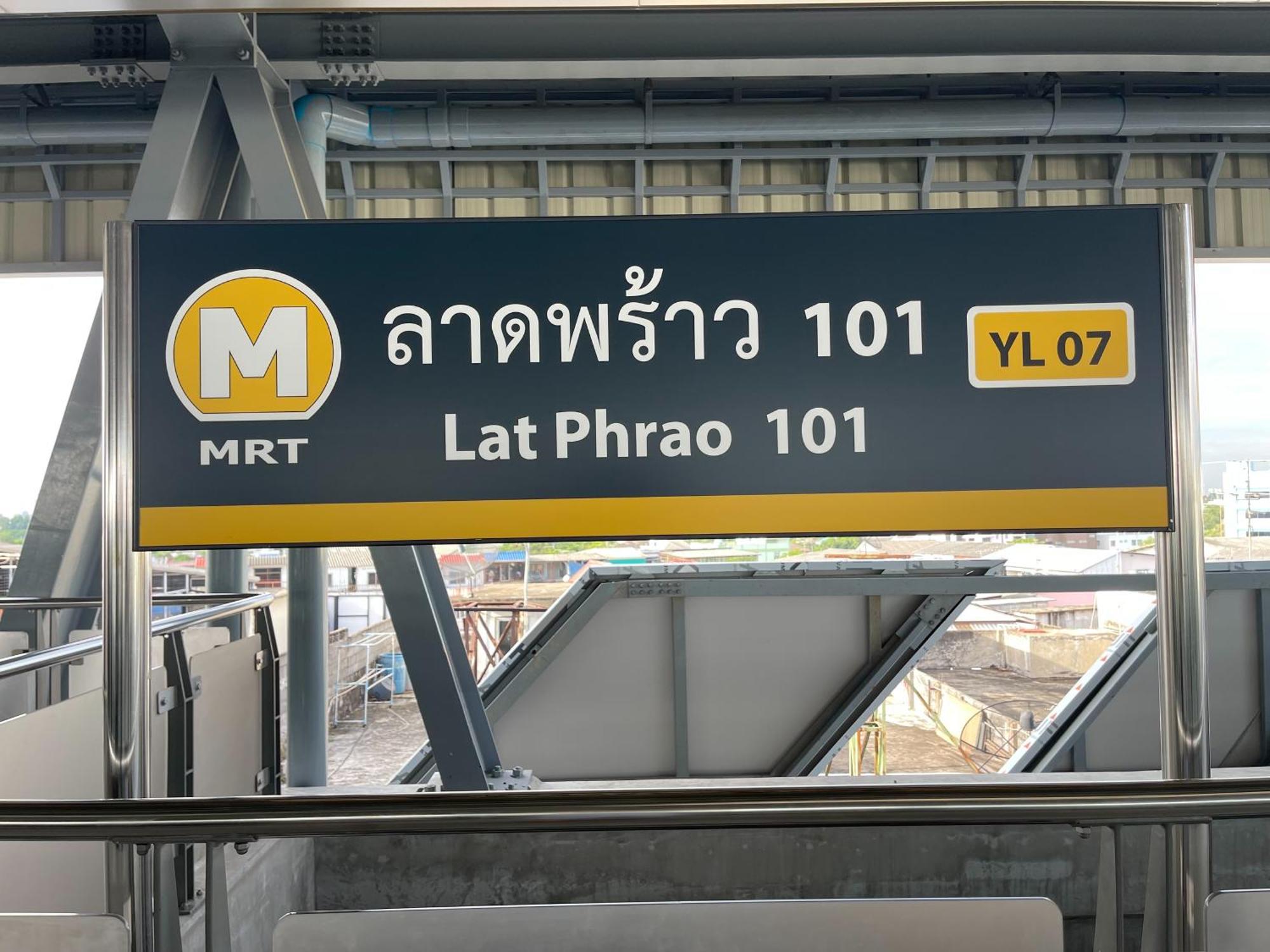 Metro Point Bangkok Otel Dış mekan fotoğraf